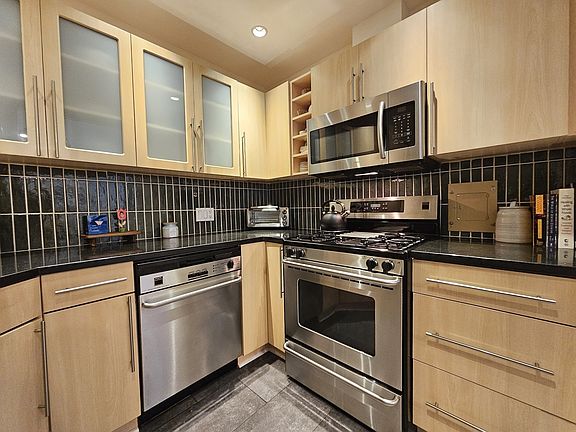 3rd image of 55 Broadlawn Park APT 16B