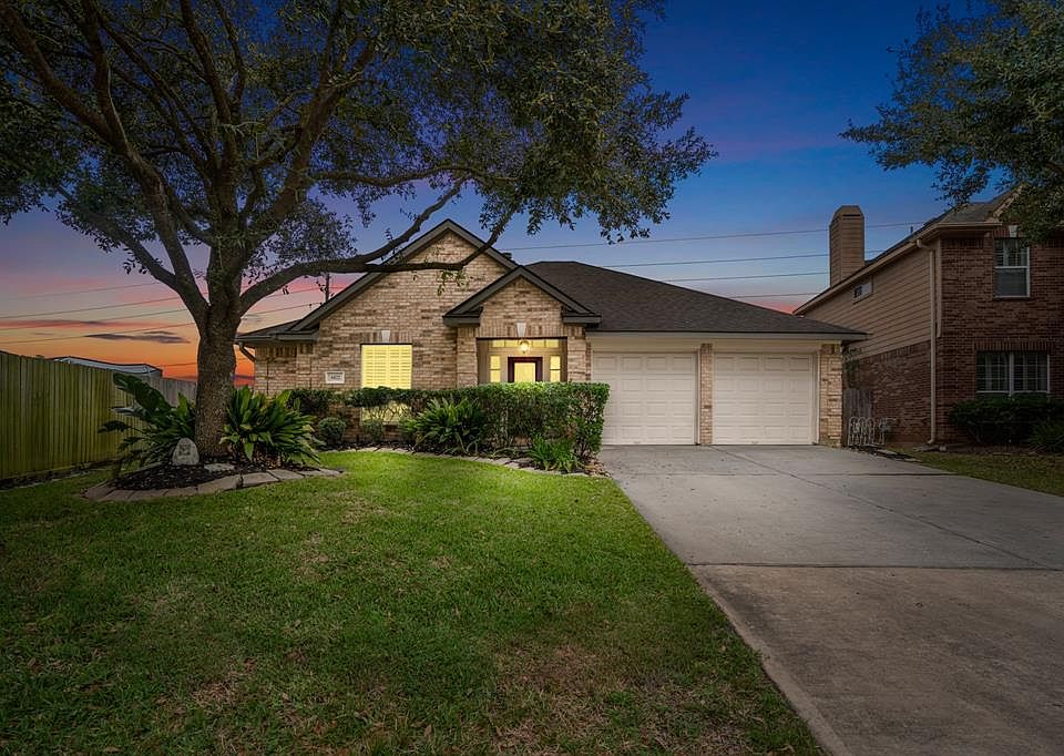 WELCOME HOME TO YOUR FABULOUS 1-STORY LOCATED IN THE AUBURN RIDGE SECTION OF WINDROSE! Tucked away in the amazing GOLF COURSE community. This home offers BEAUTIFUL features and upgrades that won't be missed throughout!