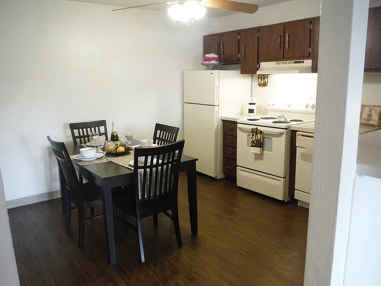 Evergreen Manor Apartments — Photo 3