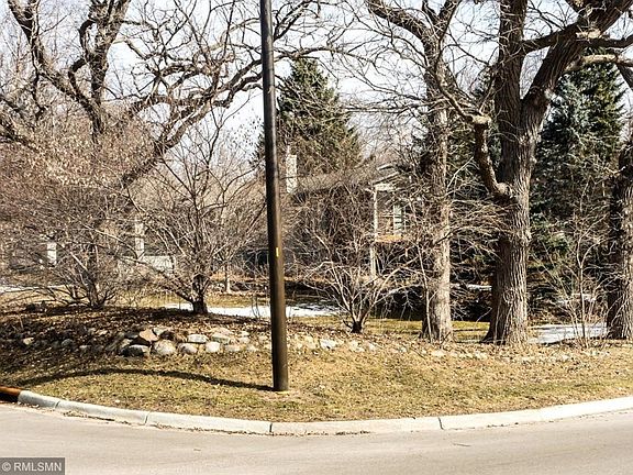 3rd image of 15219 Crystal Dr W