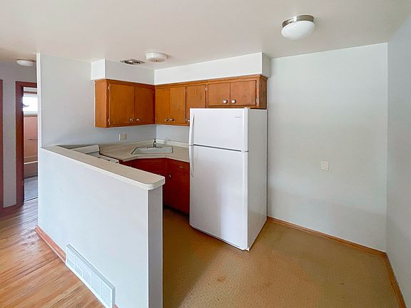 4th image of 1438 Admiral Ct #1