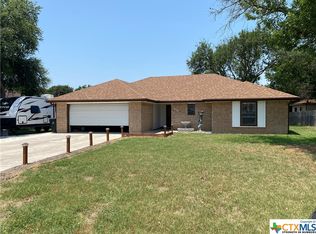 810 Country Club Dr, Seguin, TX 78155