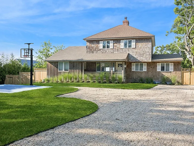 223 Kings Point Rd — Photo 2