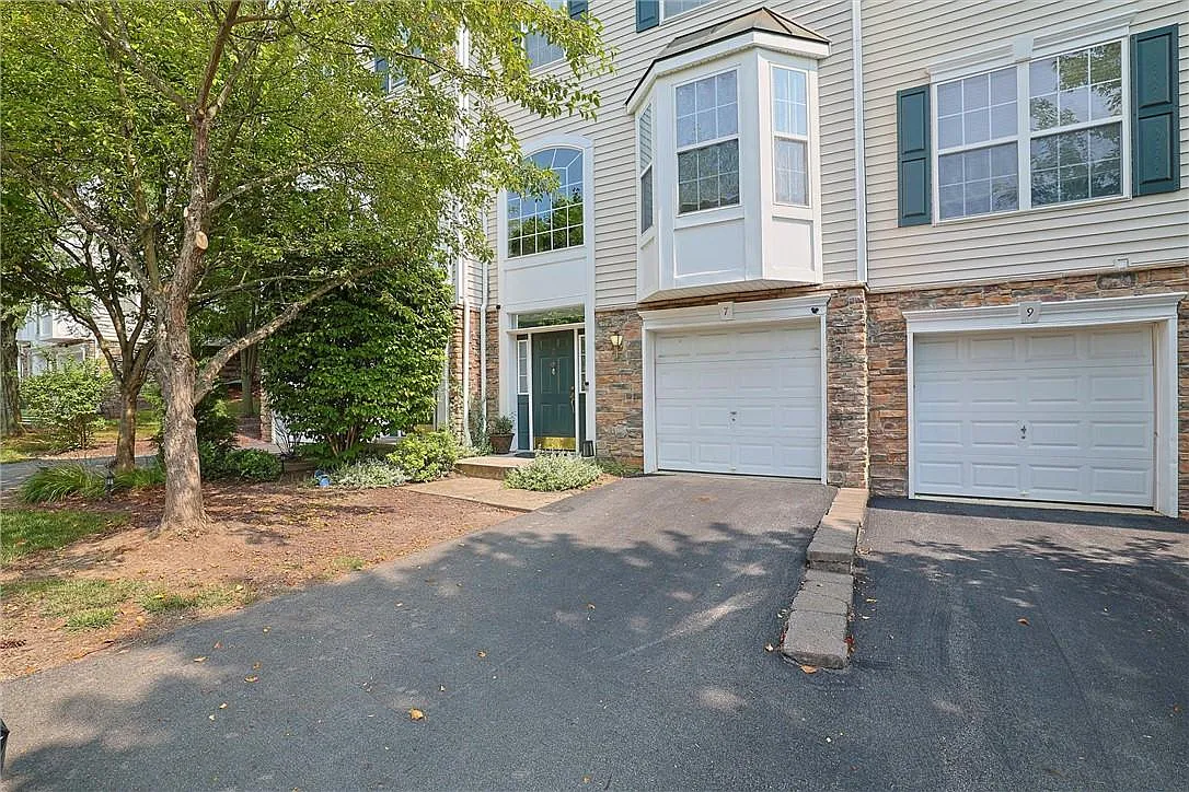 7 Gillian Court photo 1