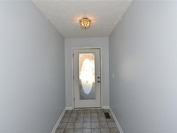 4th image of 615 Clearwater Pl