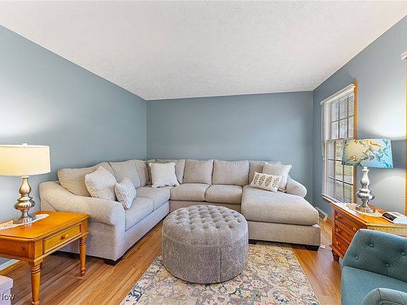 3rd image of 7701 Huntington Dr