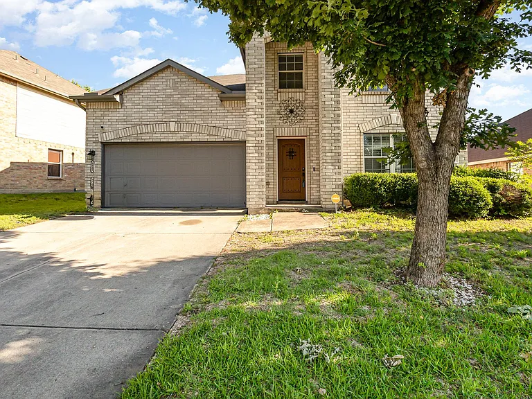 1121 Charlotte Dr — Photo 3