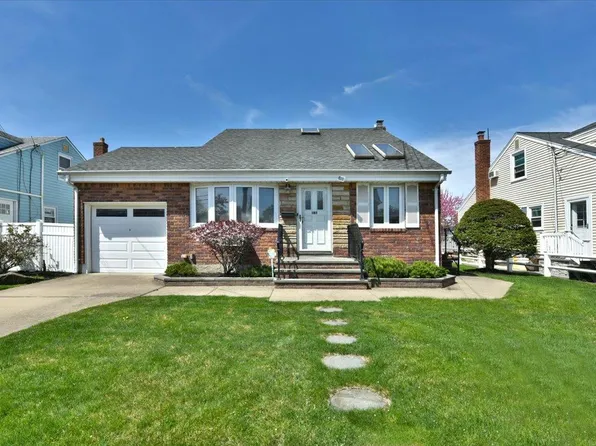 185 N 3rd Street, Bethpage, NY 11714
