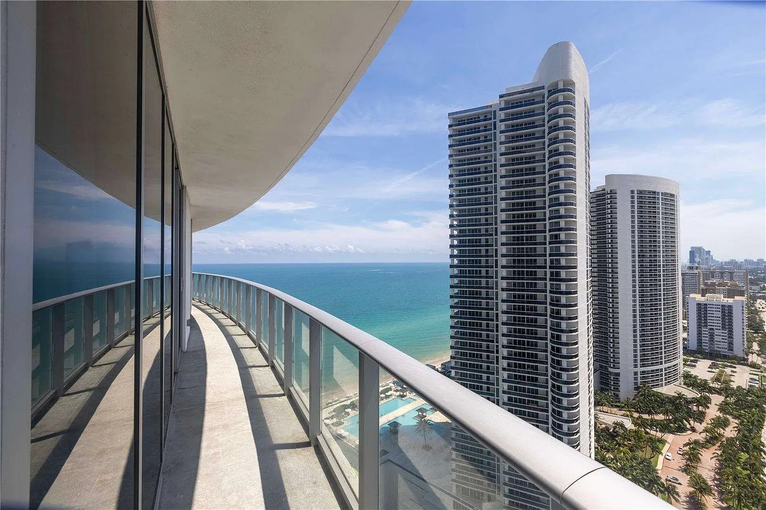 2 bed, 2.0 bath, 1076 sqft, $4,261 — Photo 4