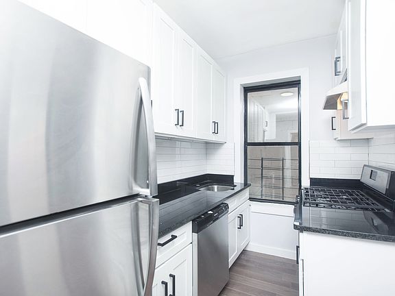 2nd image of 871 Longwood Ave APT 3A