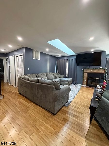 1st image of 80 Farnham Sq