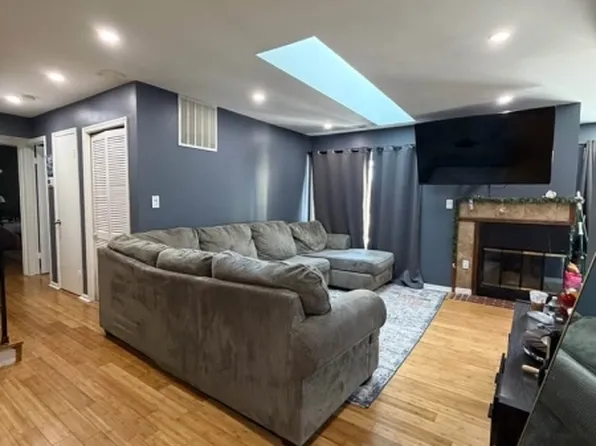 80 Farnham Sq, Parlin, NJ 08859