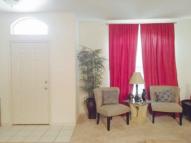 Entrance/ living room