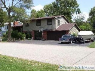 2712 W Manitou Trl, McHenry, IL 60051