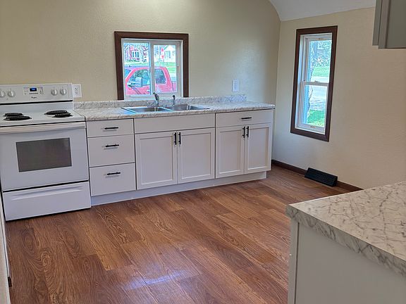 3rd image of 301 S Ash St