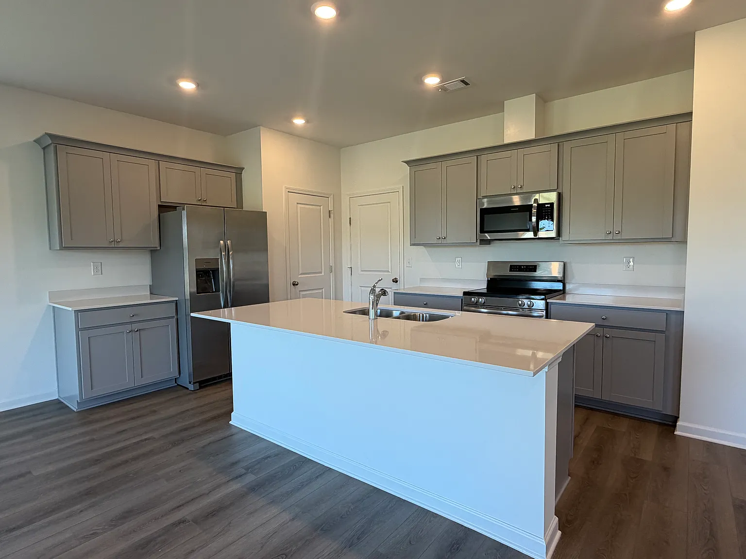 4 bed, 2.5 bath, 2001 sqft, $2,350 — Photo 2