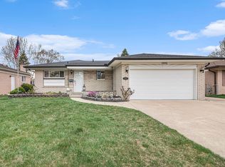2805 Clayton Dr, Troy, MI