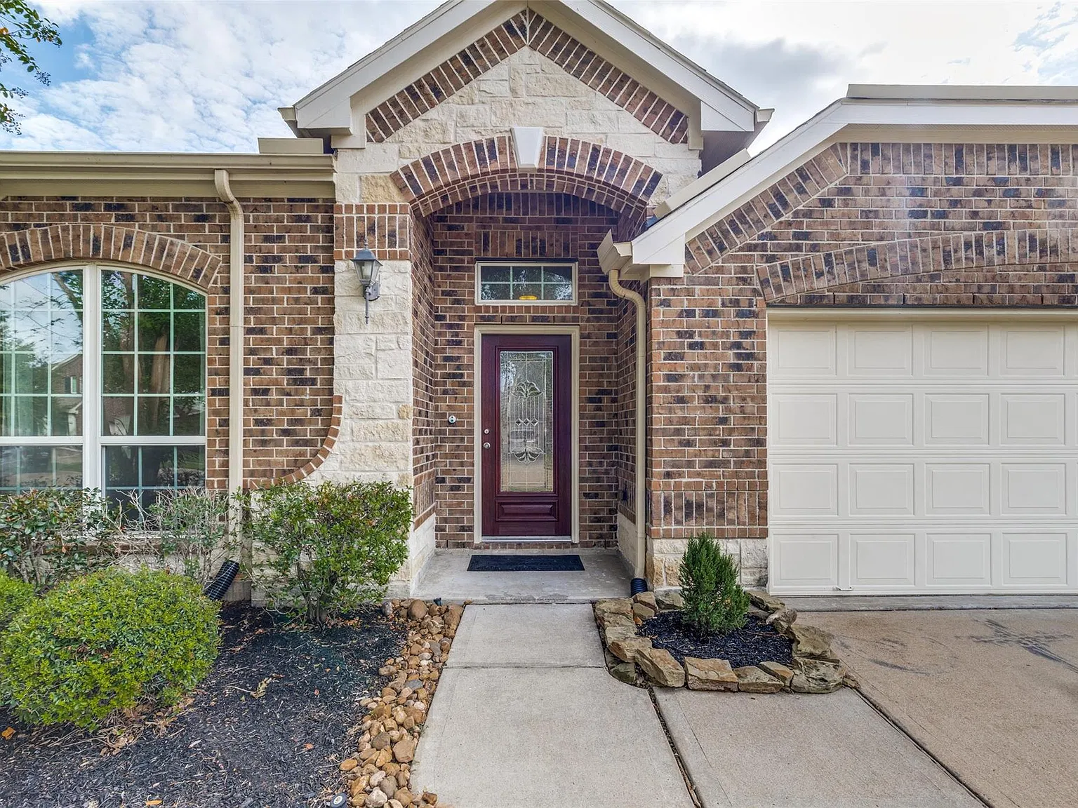 4 bed, 2.0 bath, 2295 sqft, $2,400 — Photo 3