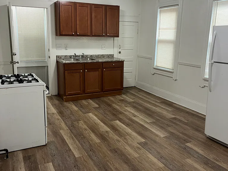 8218 Korman Ave #UP — Photo 14