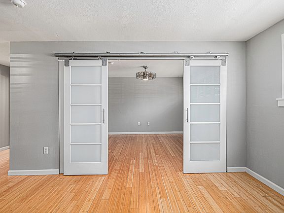 4th image of 1032 N Clarkson St