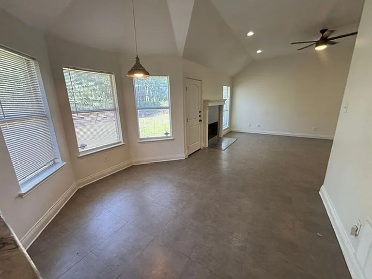 517 Meadowcrest Dr — Photo 6
