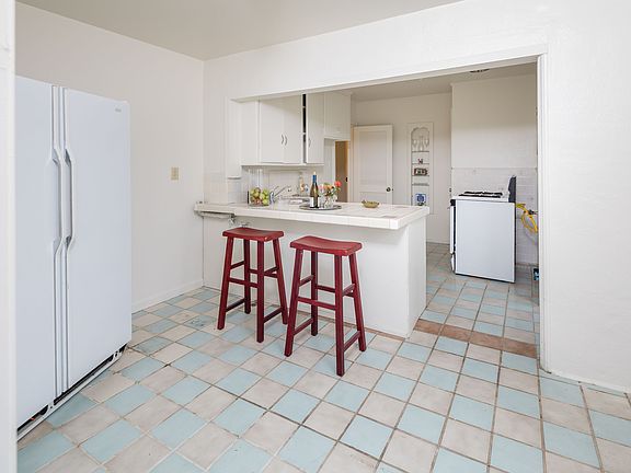 4th image of 658 Myrtle Ave