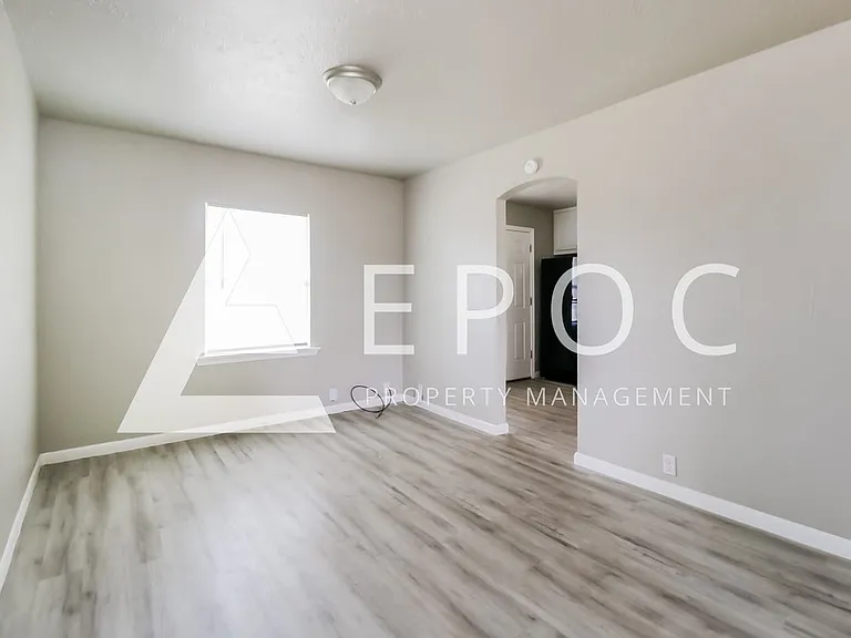 104 Pine Ave — Photo 2