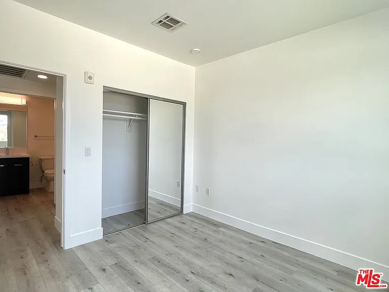 14612 Calvert St #305 — Photo 9