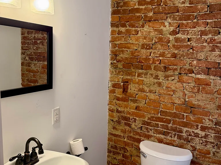 549 E Marion St — Photo 10