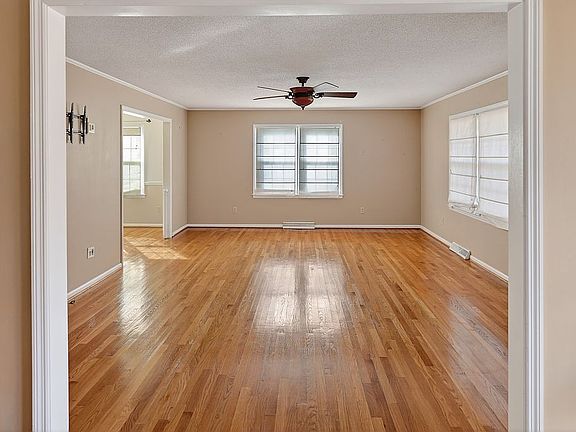 3rd image of 220 E Stadium Dr