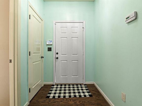 4th image of 992 Meriweather Dr