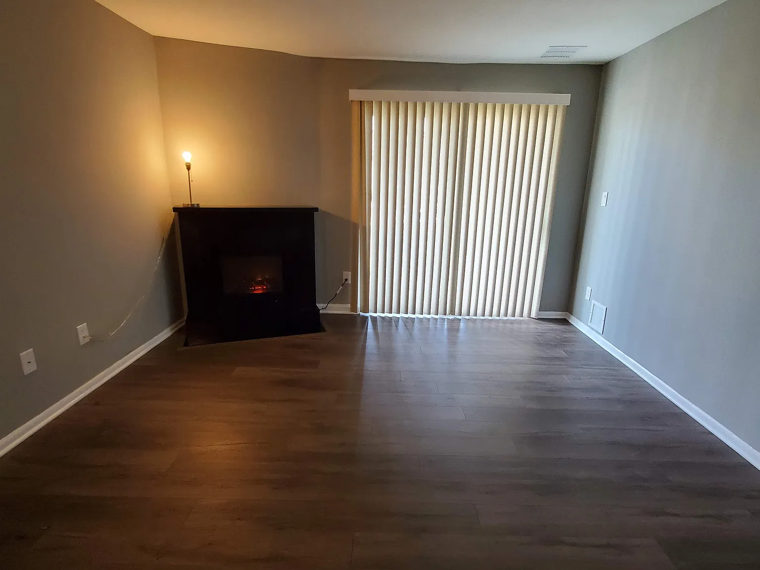 2 bed, 873 sqft, $1,900 — Photo 1