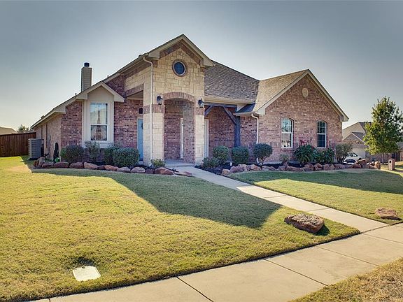 3rd image of 821 Willow Wood Dr