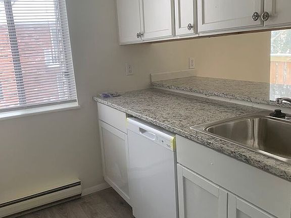 5th image of 123 Fox Hill Ln APT J
