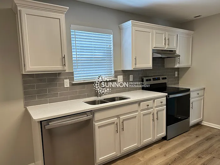 5 bed, 2.5 bath, 1980 sqft, $2,300 — Photo 3