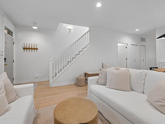 5th image of 331 W Evergreen Ave