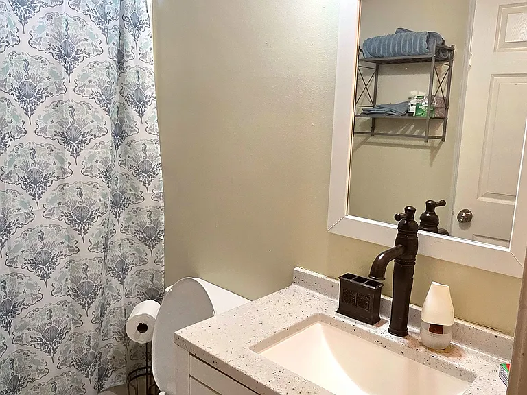 Full bathroom - Shared with 1 occupant