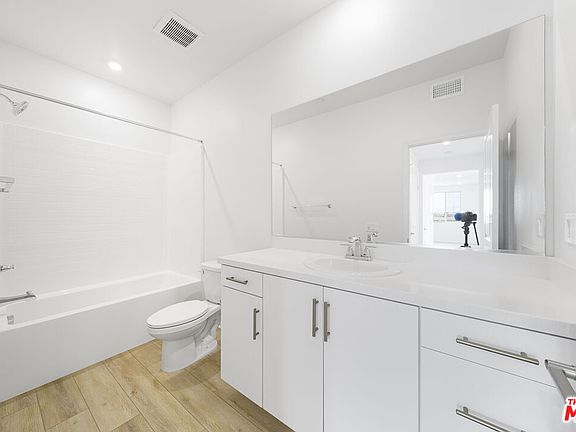 2nd image of 16151 Linden Ln #16151