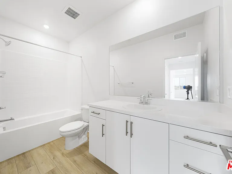 16151 Linden Ln #16151 — Photo 2