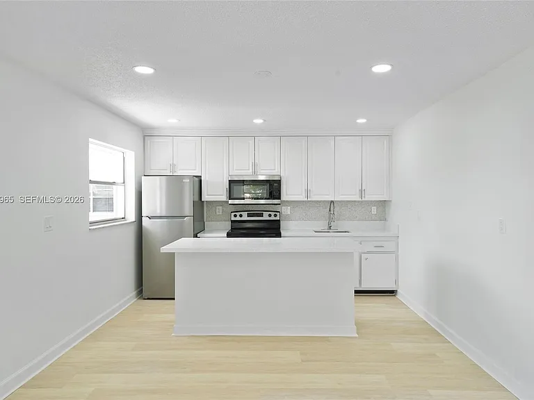 6211 SW 37th St #212 — Photo 5