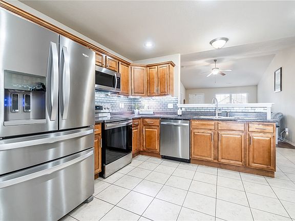3rd image of 404 E Laurel Ave