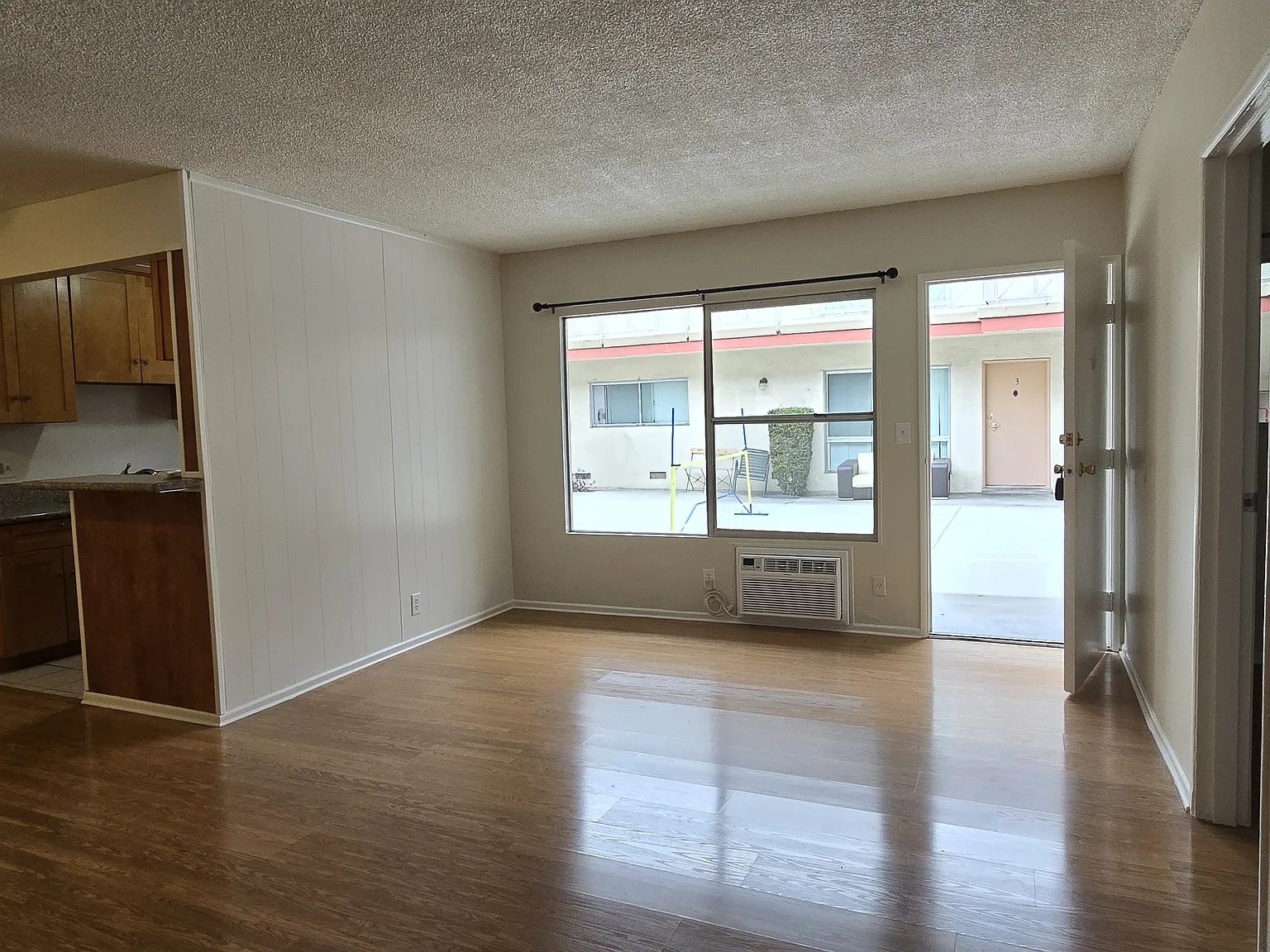 2 bed, 850 sqft, $2,000 — Photo 2