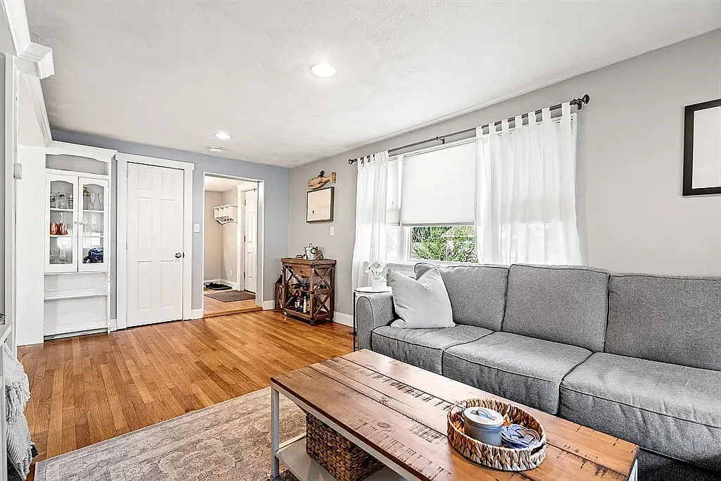 2 bed, 1000 sqft, $3,200 — Photo 3