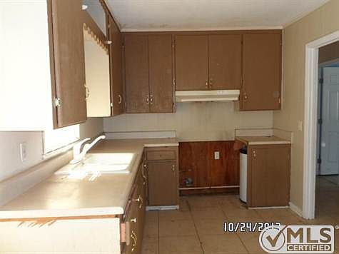 4th image of 99 Asbury St