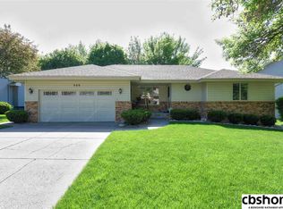 909 Sterling Dr, Papillion, NE 68046