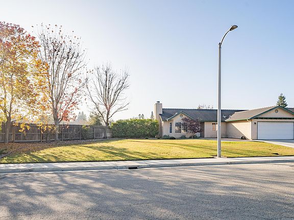 3rd image of 3831 E Belmont Ave