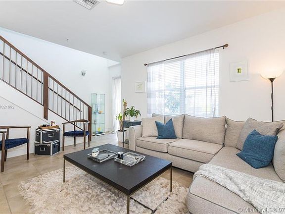 5th image of 420 NE 35th Ct