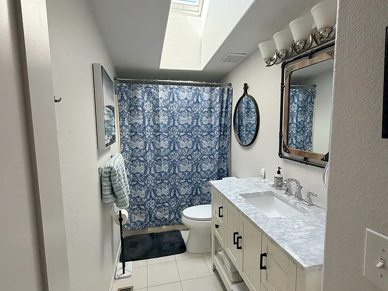 Bathroom on 2nd floor, outside of the 3 bedrooms on this floor (Master bedroom has master bathroom, this bathroom serves 2 additional bedrooms