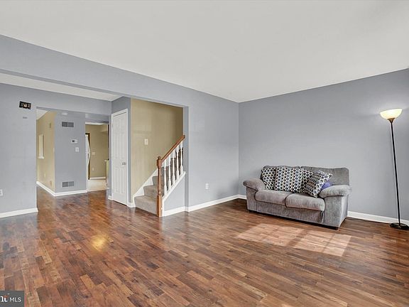 5th image of 344 Meeting House Ln