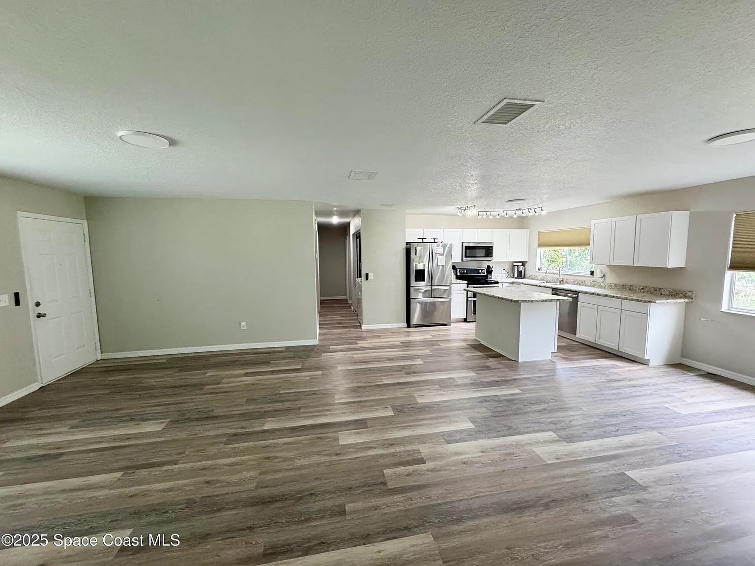 4 bed, 3.0 bath, 1176 sqft, $2,000 — Photo 2